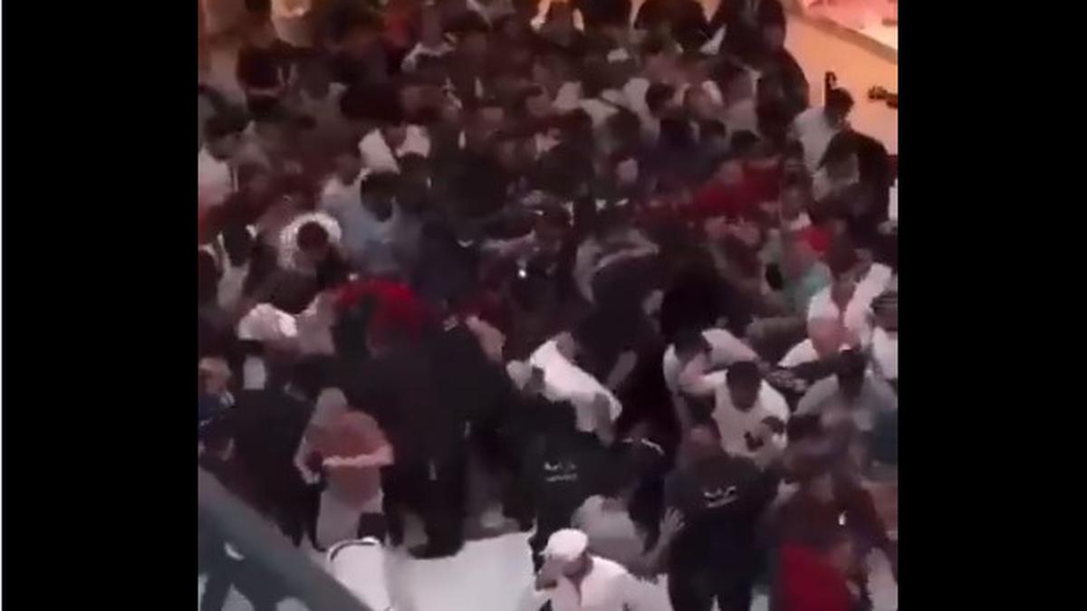 Caos y peleas en centro comercial de Dubái por comprar el iPhone 15