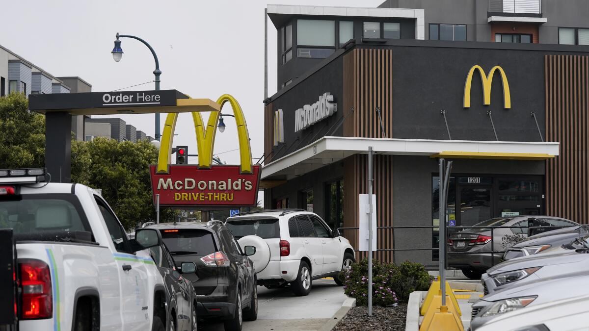 ¿Está exagerado el efecto negativo del salario mínimo de $20 en la comida rápida?