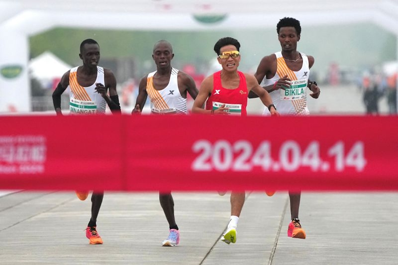 La victoria de un corredor chino en la media maratón de Beijing deja la sospecha de que sus rivales parecieran dejarlo ganar