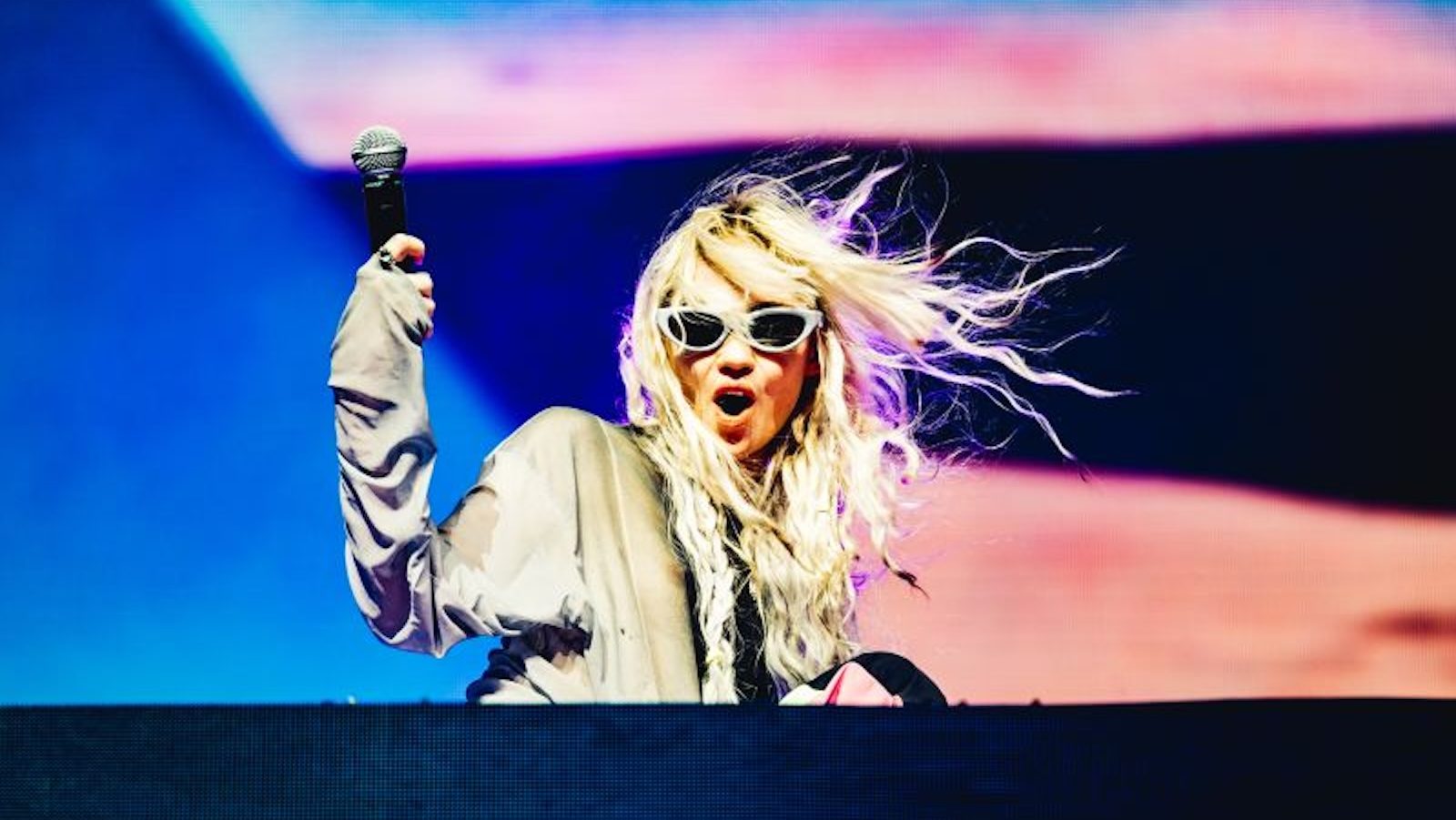 Grimes se disculpa por su desastroso concierto en Coachella