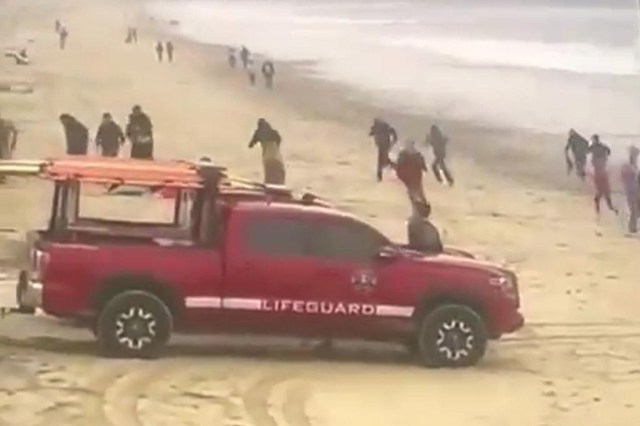 conmocion-en-playa-de-california:-una-lancha-rapida-llega-a-la-orilla-y-decenas-de-inmigrantes-desembarcan-para-huir-(video)