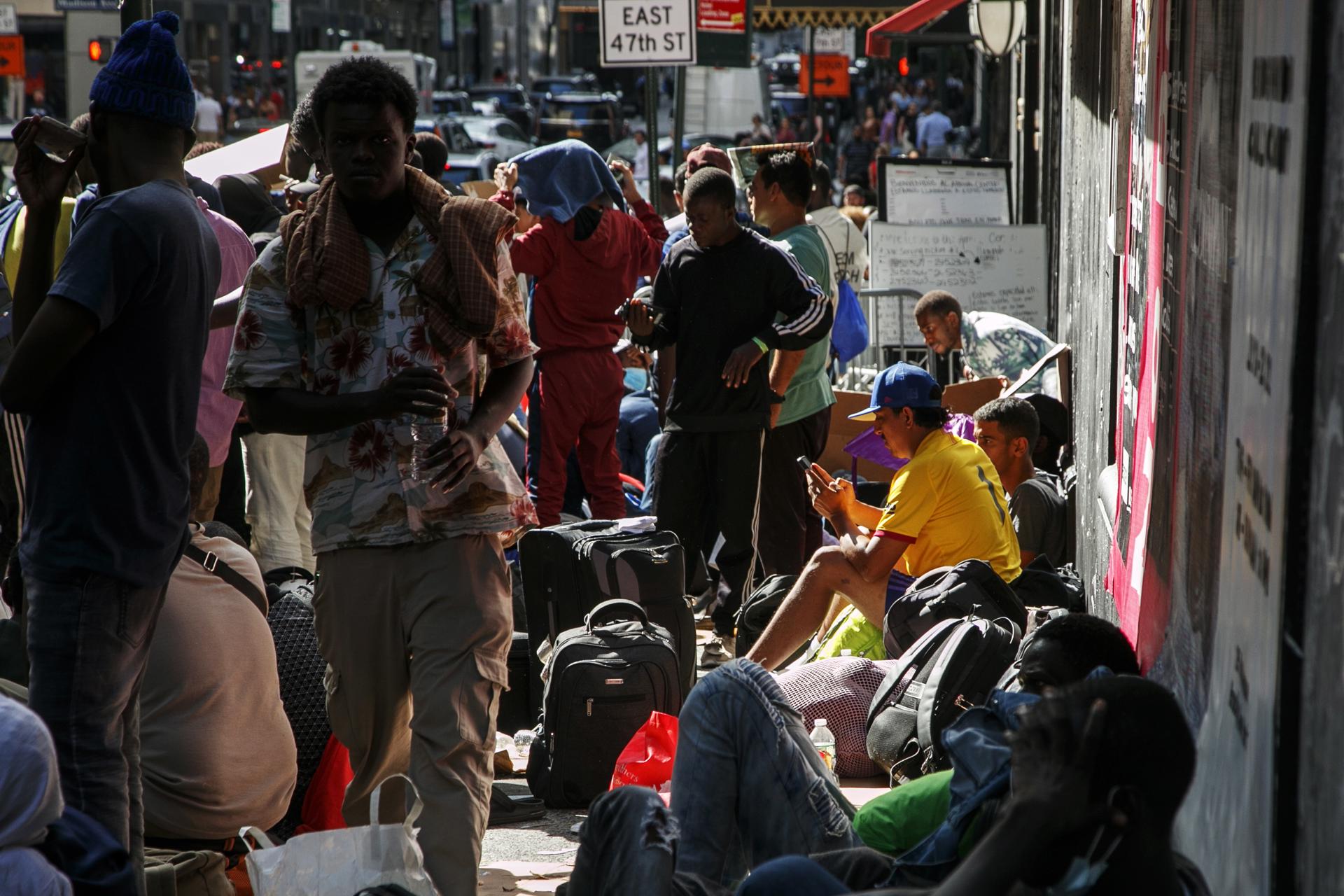 Un millar de africanos van a alcaldía de Nueva York por falso rumor de permisos de trabajo