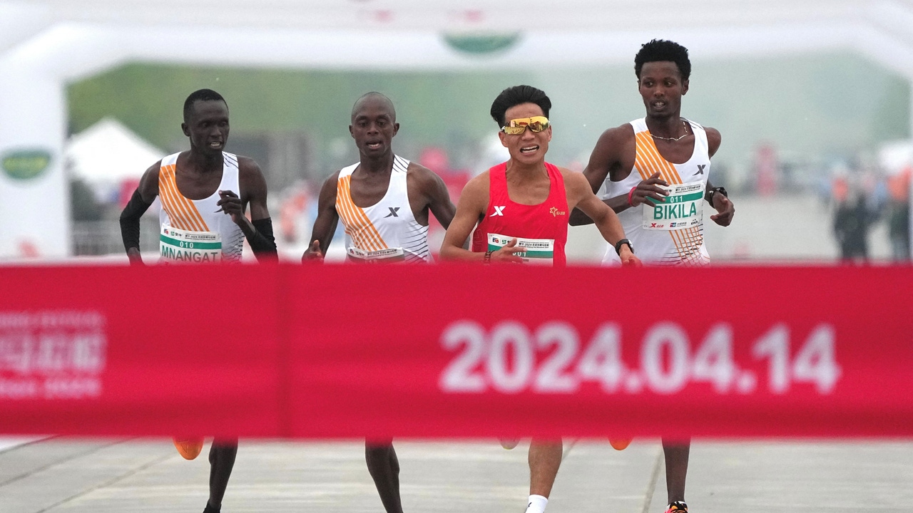 El vergonzoso final de la media maratón de Pekín, bajo sospecha: ¿se dejan ganar los 3 corredores africanos?