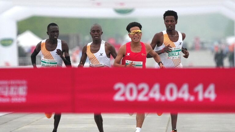 el-vergonzoso-final-de-la-media-maraton-de-pekin,-bajo-sospecha:-¿se-dejan-ganar-los-3-corredores-africanos?
