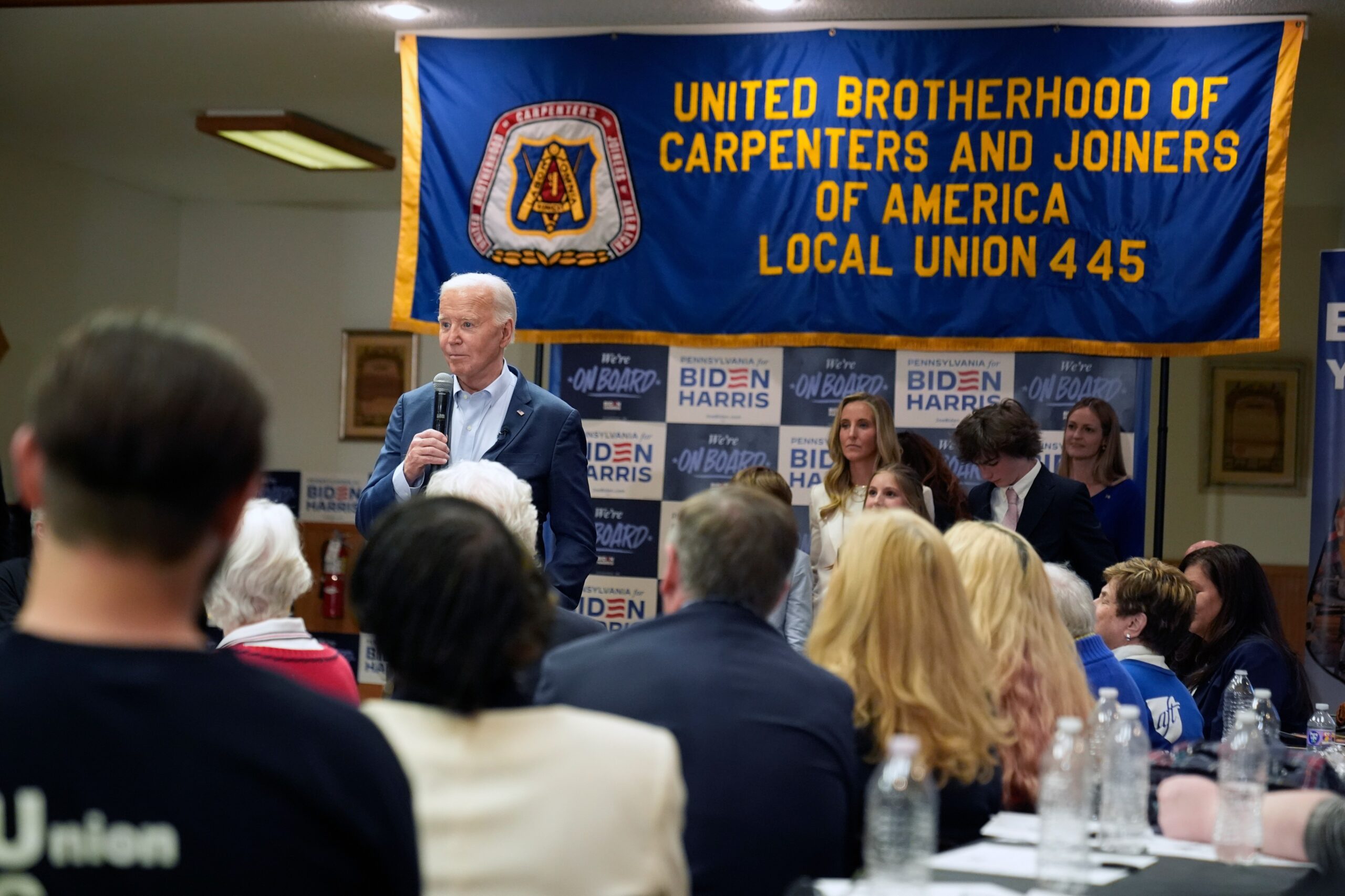 Biden destaca sus logros para los trabajadores y critica a Trump durante campaña en Pensilvania – La Opinión