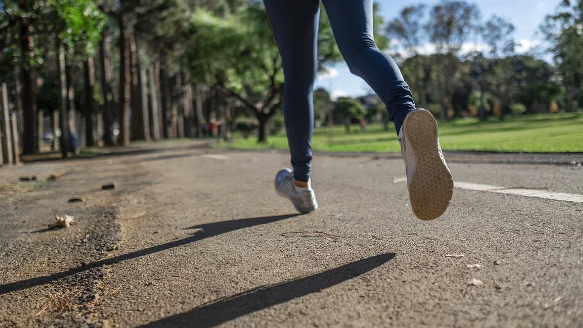 Correr sin lesiones: Ejercicios esenciales, rutinas clave y cómo te ayuda a perder peso