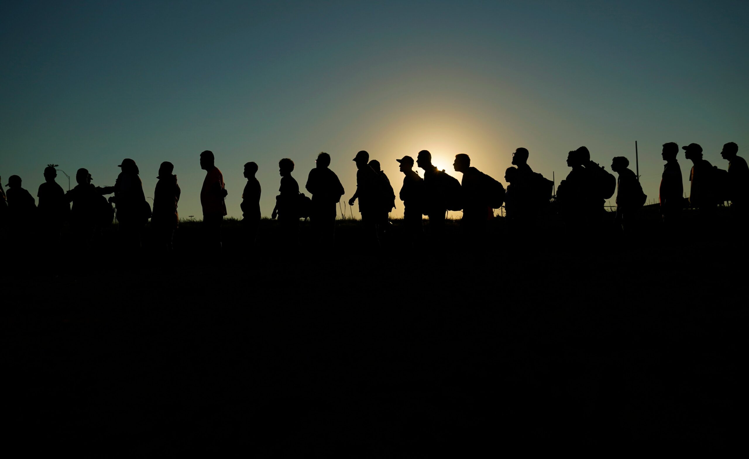 Organizaciones inauguran en Eagle Pass un centro de ayuda sobre derechos para migrantes – La Opinión