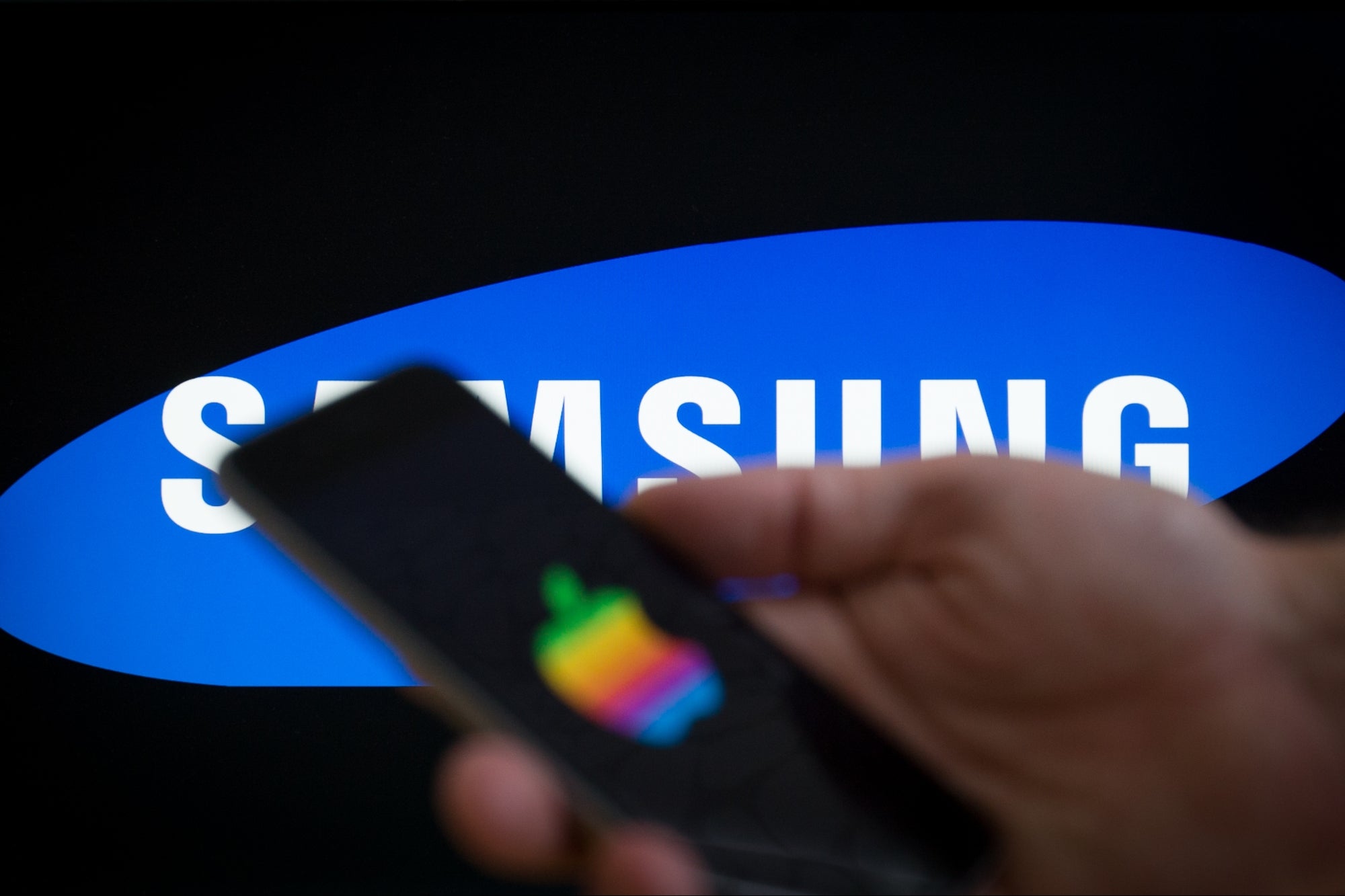 Samsung supera a Apple y se convierte en el nuevo líder de ventas de smartphones a nivel mundial | Entrepreneur