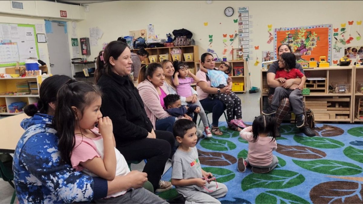 “nosotras-podemos”:-madres-inmigrantes-regresan-a-la-escuela-para-aprender-ingles-y-enfrentar-retos-sociales