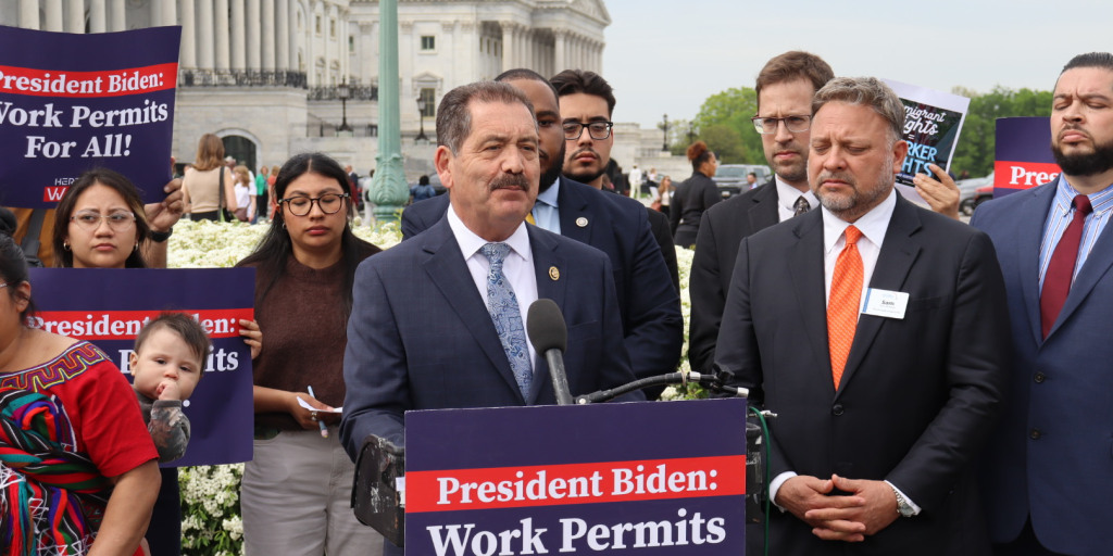 Congresistas demócratas piden a la Administración Biden permisos de trabajo para “todos” los indocumentados