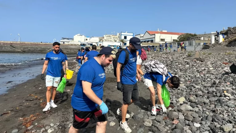 200-personas-participan-en-una-limpieza-de-la-playa-de-agaete-organizada-por-fred.-olsen-express