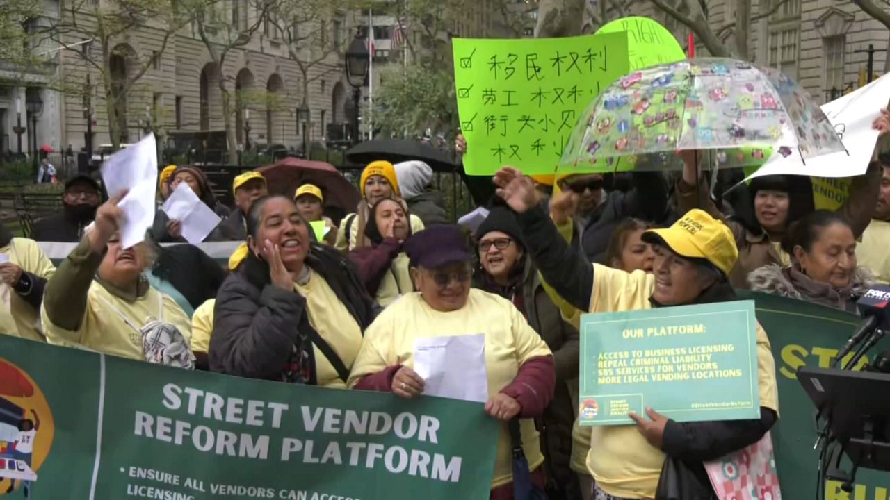 Vendedores ambulantes protestan por redadas y piden den más permisos para vender