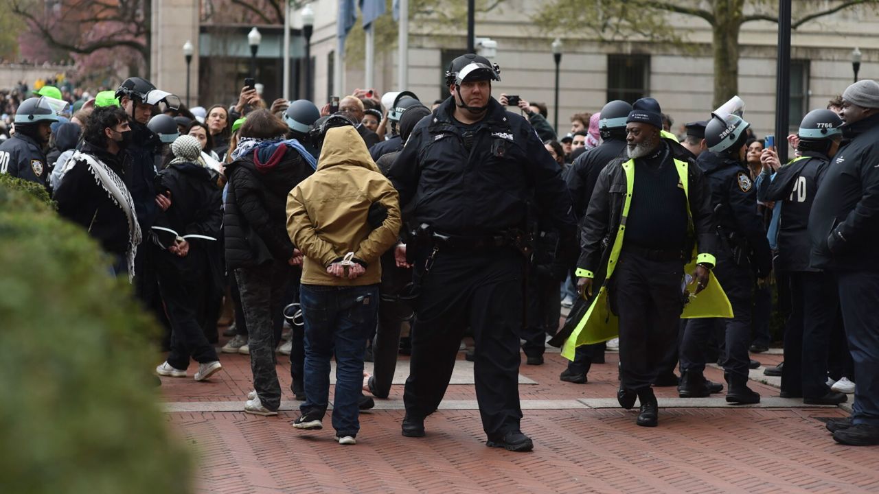 La Policía de Nueva York detiene a decenas de personas tras disolver una protesta propalestina en la Universidad de Columbia