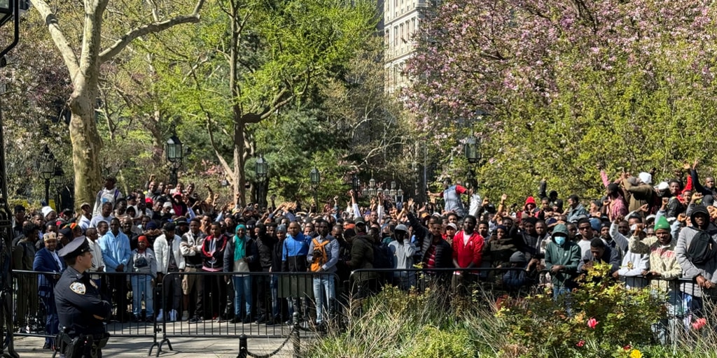 No, la protesta de migrantes frente al City Hall de Nueva York no fue para pedir habitaciones de lujo