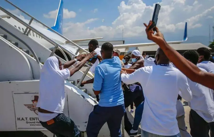 EEUU reanuda deportación de haitianos al enviar vuelo con 50 migrantes