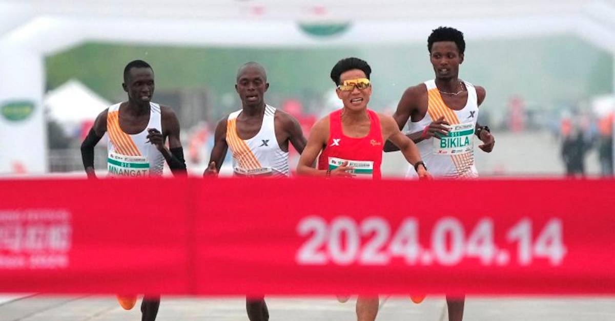 Video | Escándalo en la media maratón de Pekín ya está en investigación tras polémico triunfo de corredor chino