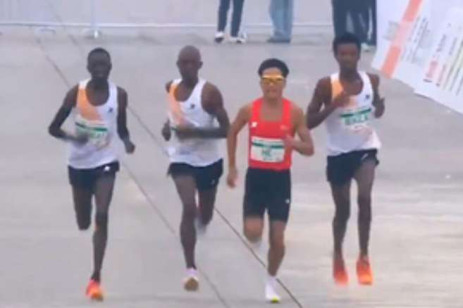por-polemico-final-descalifican-a-los-cuatro-primeros-atletas-en-maraton-de-pekin