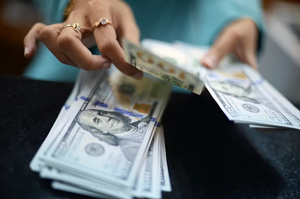 Peso mexicano se desploma ante el dólar hasta MXN$18.21 tras explosión en Irán