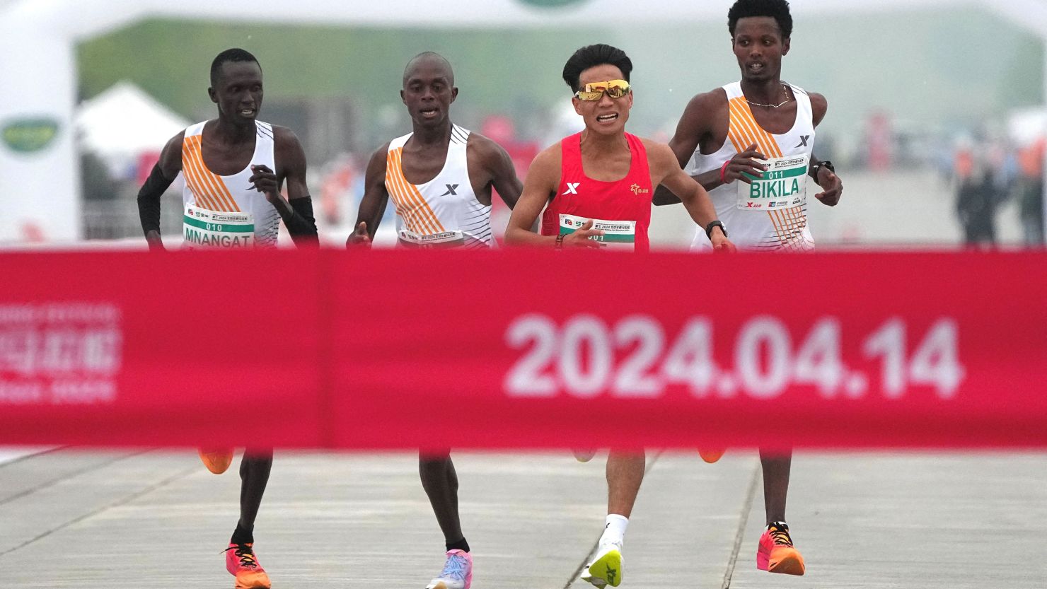 despojan-de-sus-medallas-a-los-ganadores-del-medio-maraton-de-beijing-luego-de-que-un-trio-africano-dejara-ganar-a-un-corredor-chino