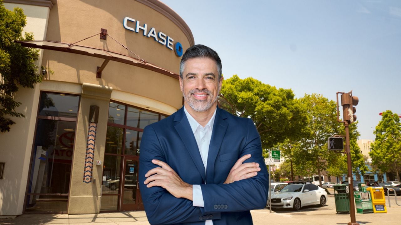 Toma aire antes de saber cuánto gana un cajero del banco Chase en Orlando