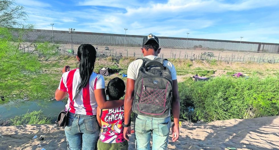 Peregrinan migrantes de puerta en puerta en frontera