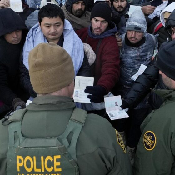 detenciones-por-cruzar-ilegalmente-la-frontera-sur-de-eeuu-aumentaron-en-febrero,-segun-la-cbp