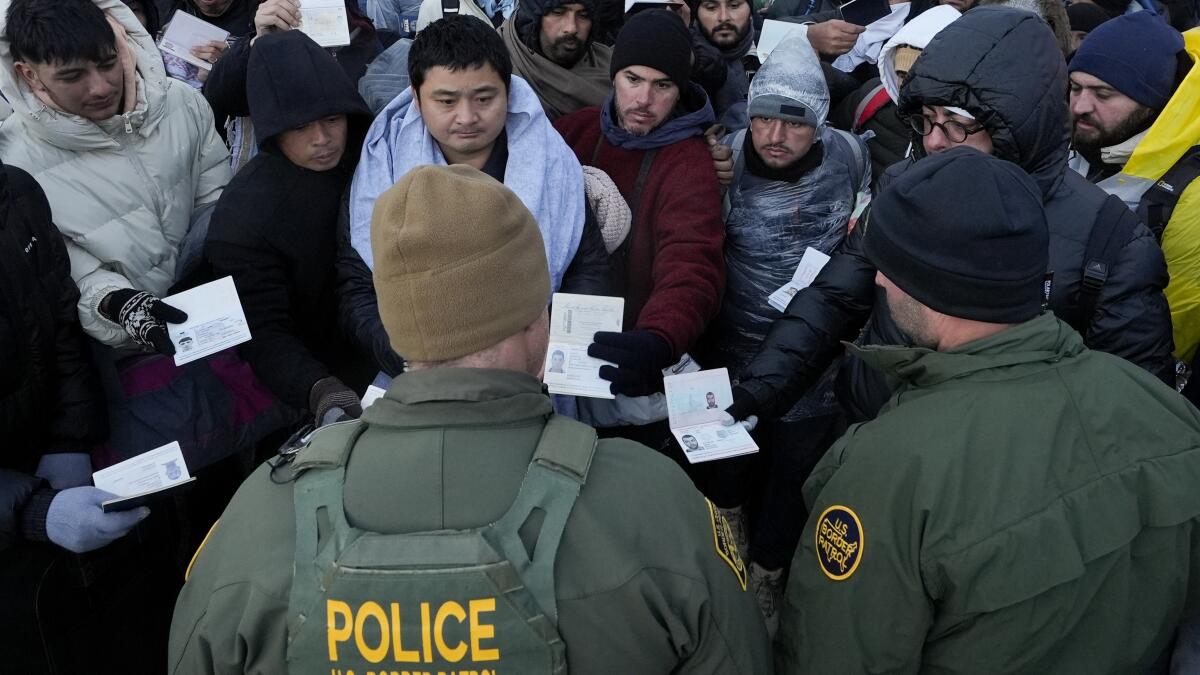 detenciones-por-cruzar-ilegalmente-la-frontera-sur-de-eeuu-aumentaron-en-febrero,-segun-la-cbp