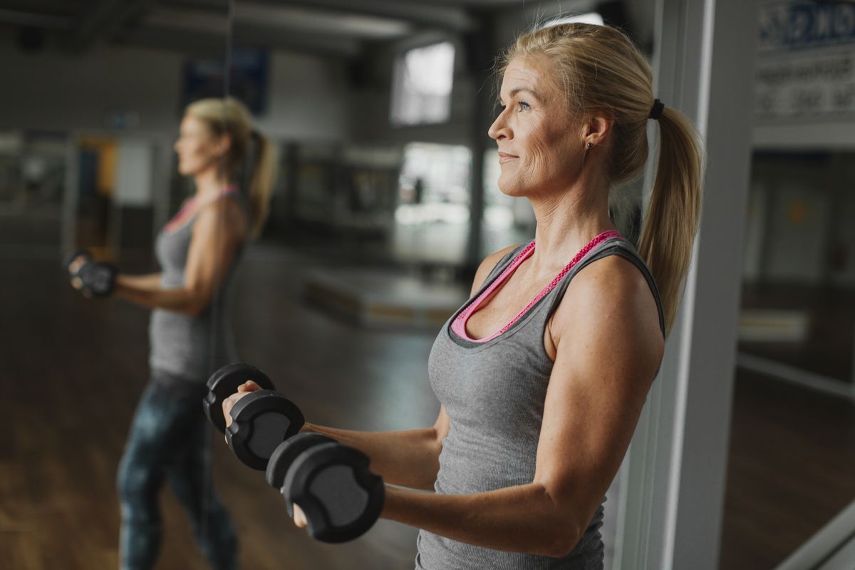 Por qué el entrenamiento de fuerza es crucial para las mujeres que tienen o se acercan a la menopausia