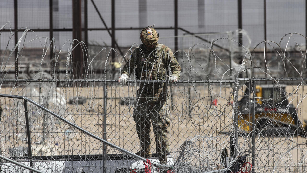 Decenas de migrantes vulneran la cerca en la frontera e ingresan a EEUU