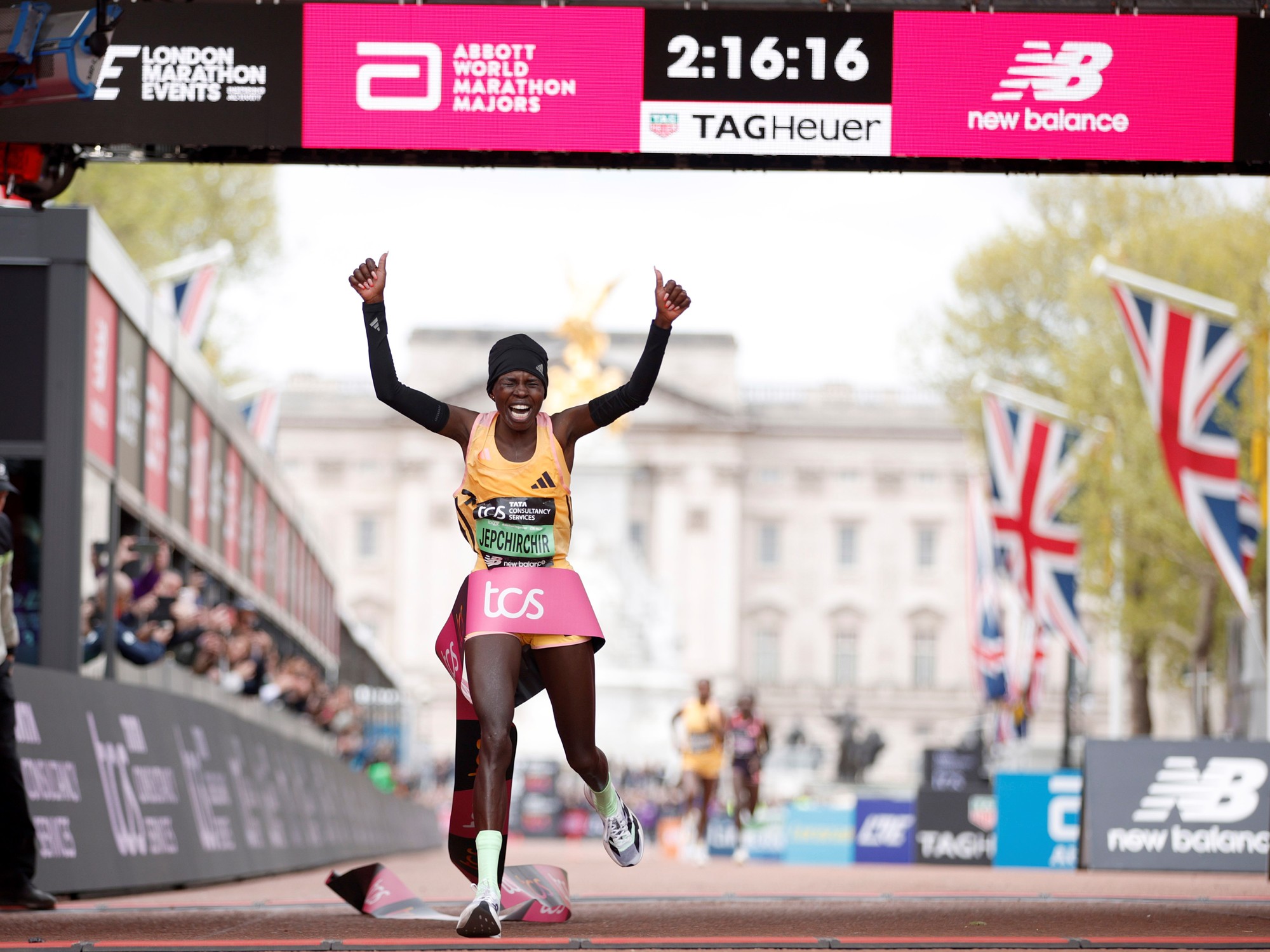 “nunca-espere-romper-un-record-mundial”:-la-keniata-que-es-campeona-olimpica-y-consiguio-un-hito-en-el-maraton-de-londres