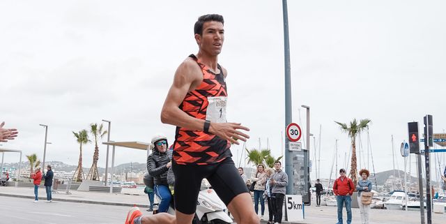 Adel Mechaal vuela en el 10K El Pendo de Cantabria pese a correr 13 kilómetros por un error organizativo