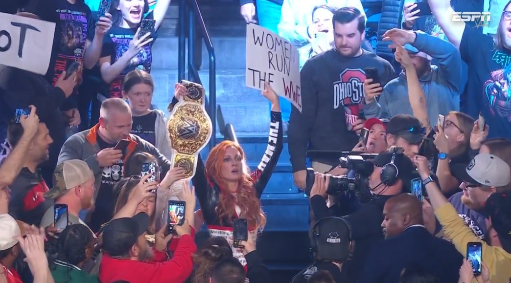 Reporte WWE Raw 4/22 – Becky Lynch se corona nueva campeona femenina