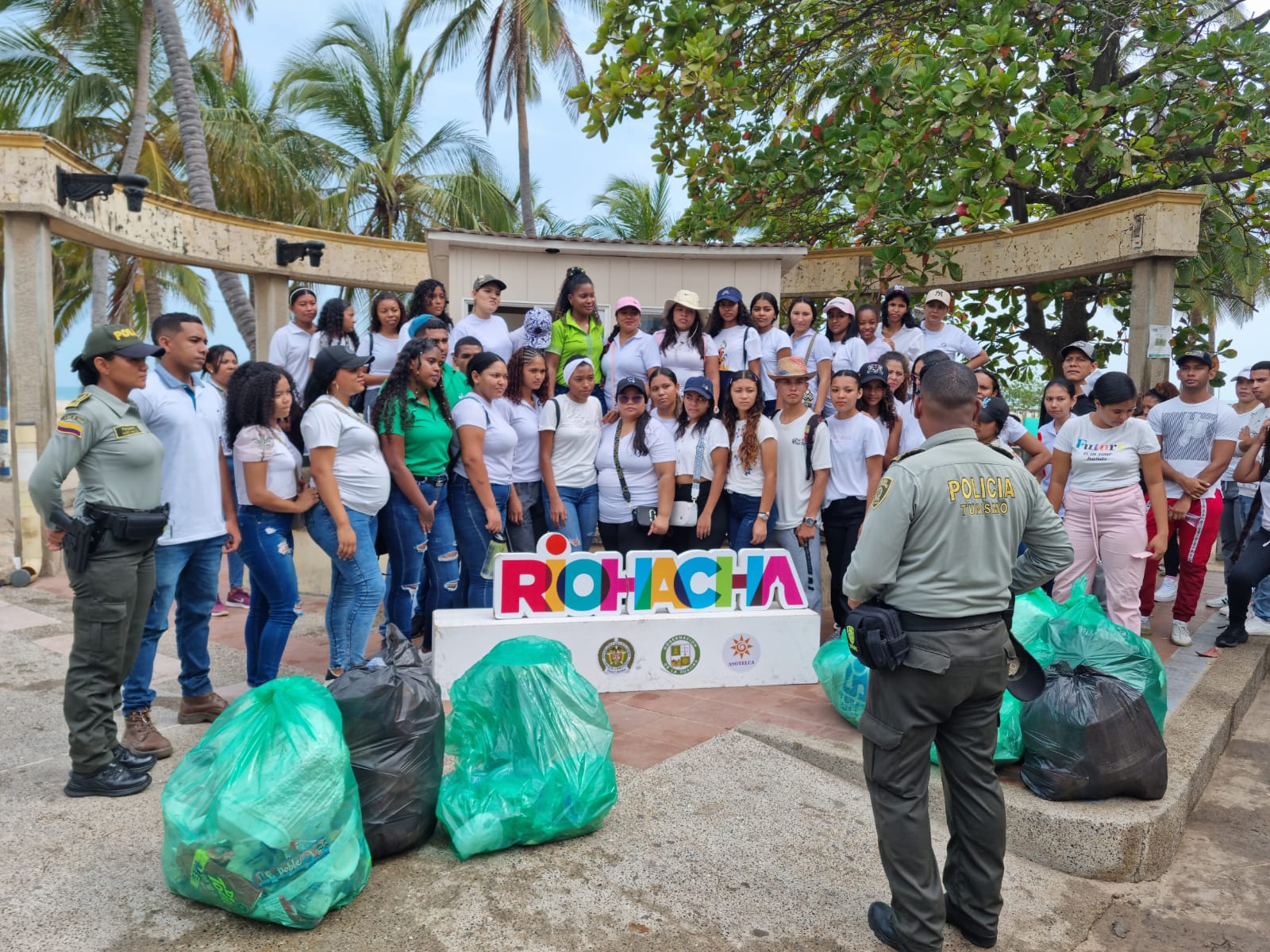 Realizan jornada de aseo y sensibilización sobre el medioambiente en la Avenida La Marina de Riohacha