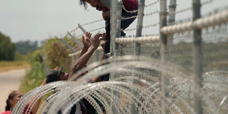 acusan-a-mas-de-140-migrantes-por-intento-de-ingreso-masivo-a-traves-de-frontera-con-mexico