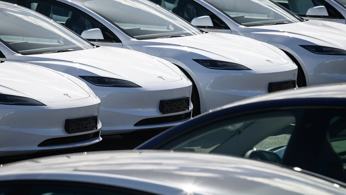 Las ganancias de Tesla caen, pero la compañía promete sacar un modelo de automóvil más barato