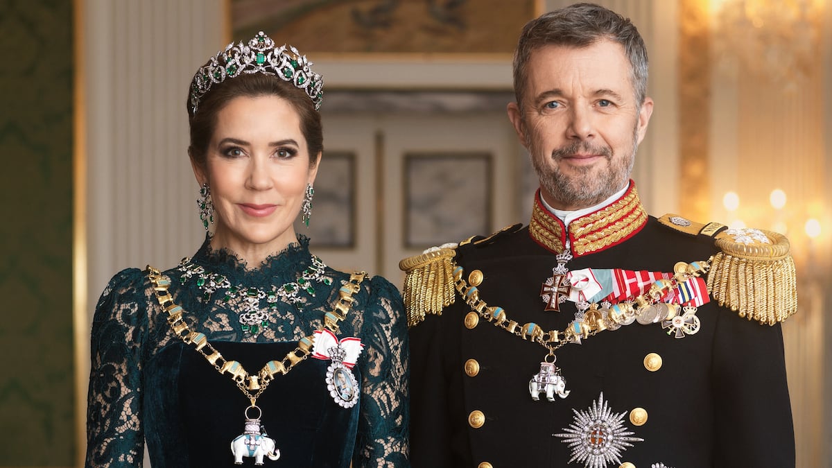 Las curiosidades de la primera foto de gala oficial de los reyes de Dinamarca: esmeraldas, un retrato en el broche y dos elefantes