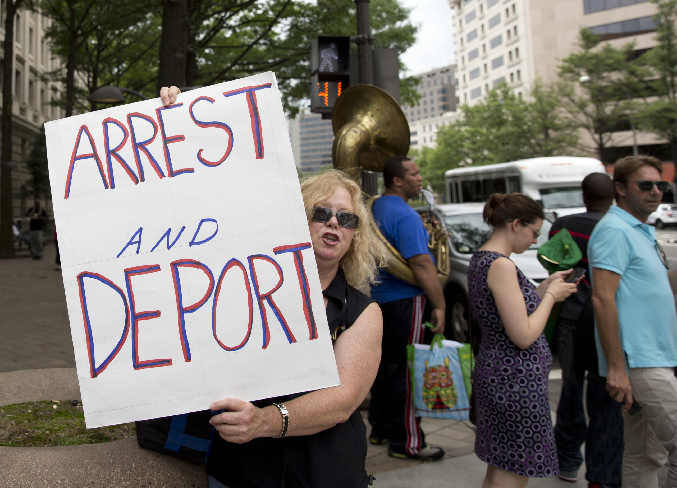 La mitad de los estadounidenses apoya la deportación masiva de migrantes, según un sondeo – El Diario NY