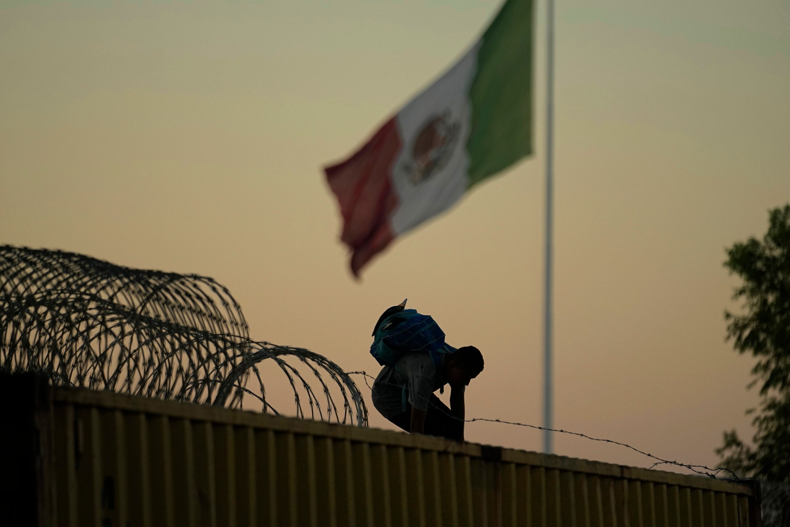 Procesan a dos hombres por trasladar a más de 200 migrantes a la frontera entre México y Estados Unidos – El Diario NY