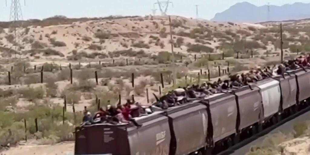Cientos de migrantes indocumentados llegan a la frontera sur a bordo de tren