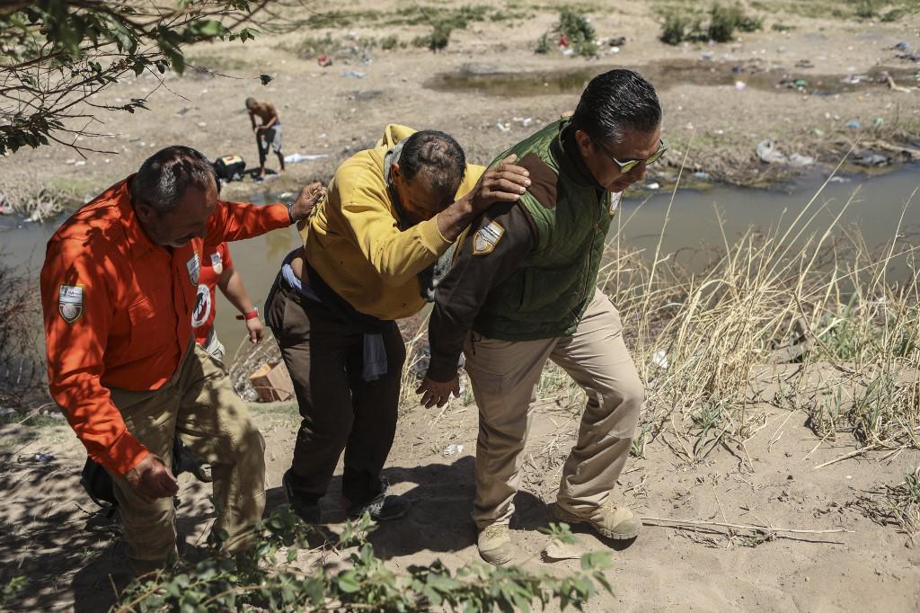 Hondureños que llegan en tren a Juárez deambulan por el río Bravo