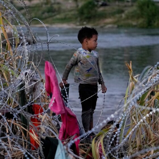 rescatan-a-8-ninos-inmigrantes-abandonados-en-una-balsa-en-el-rio-grande-–-la-opinion