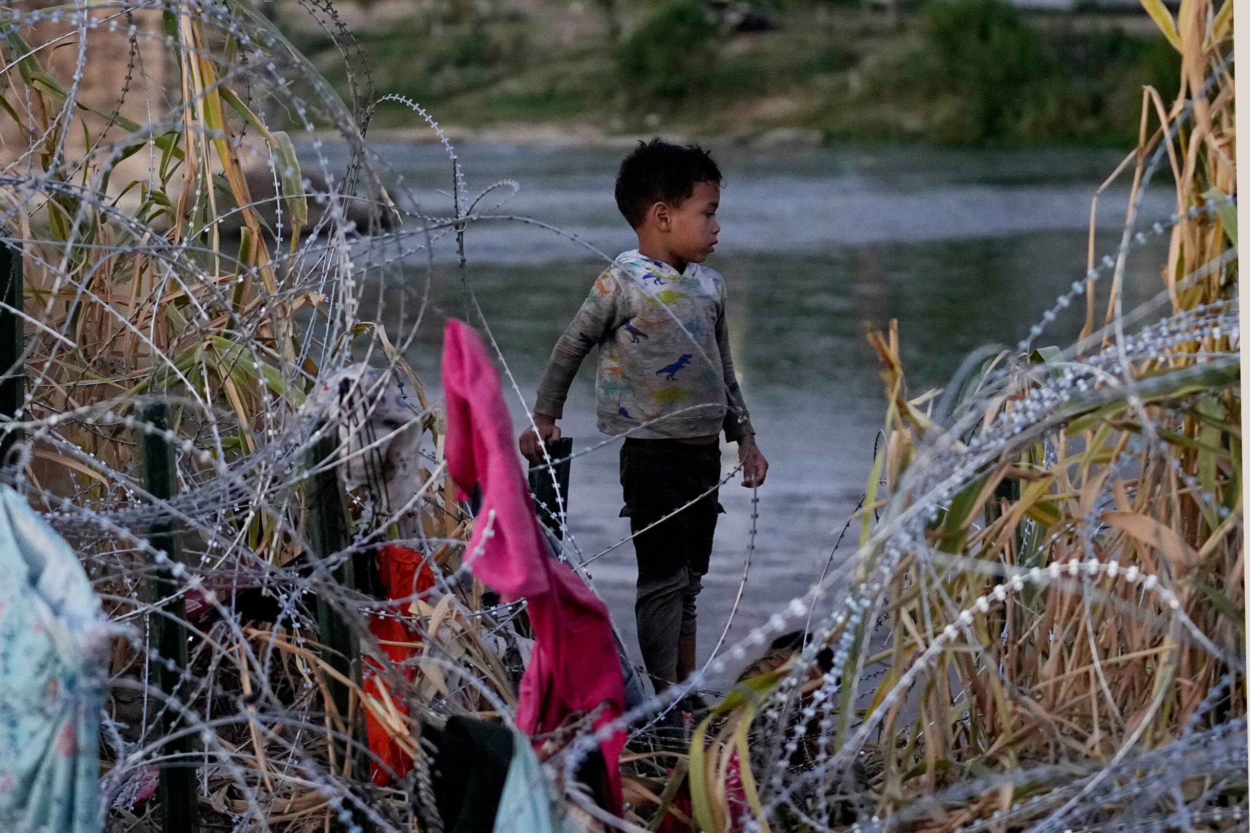 Rescatan a 8 niños inmigrantes abandonados en una balsa en el Río Grande – La Opinión