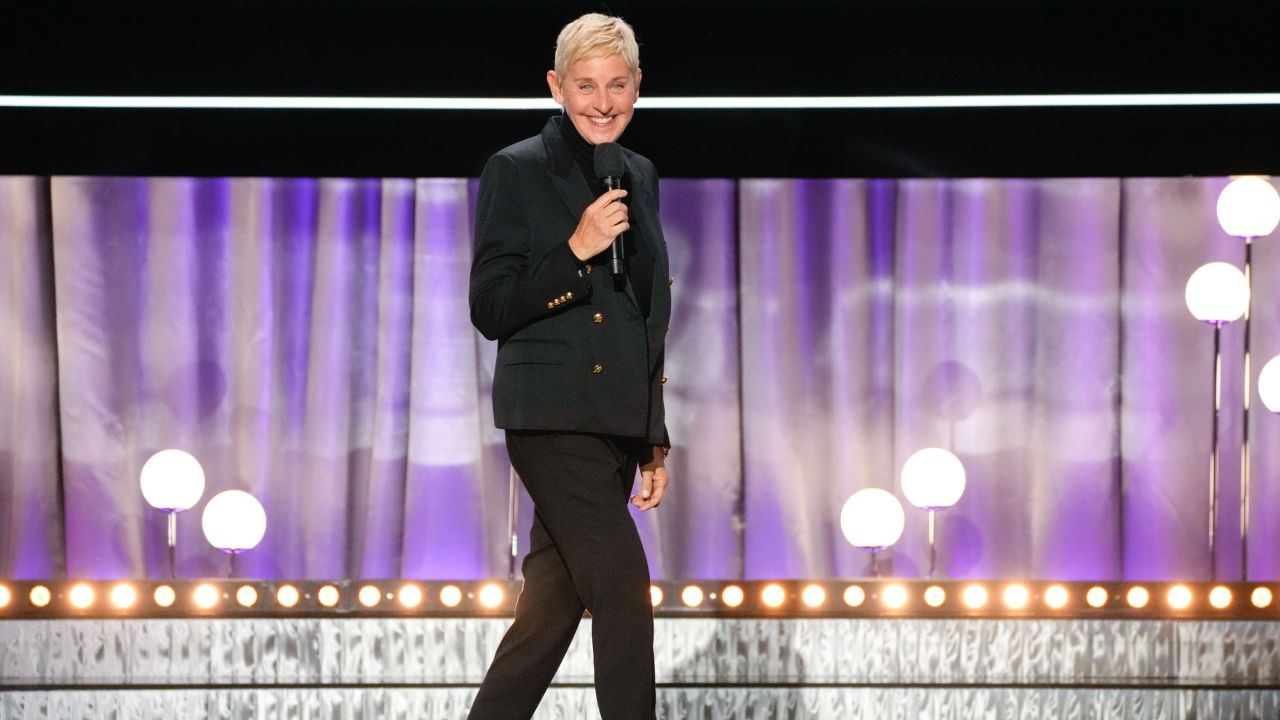 Ellen DeGeneres aborda el “doloroso” final de su programa de entrevistas en su nuevo show de stand up