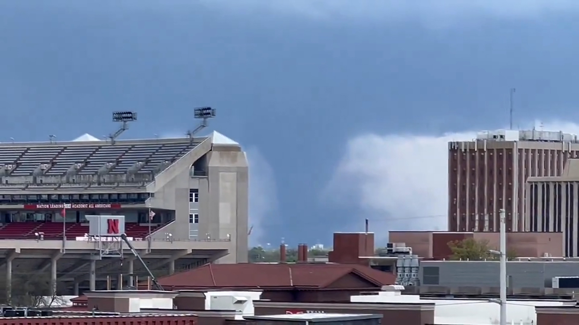 Potente tornado arrasa Nebraska, el servicio meteorológico advierte sobre daños “catastróficos”