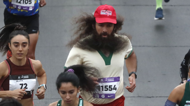 [Fotos] Desde disfraces hasta consignas: El “Lado B” del Maratón de Santiago 2024