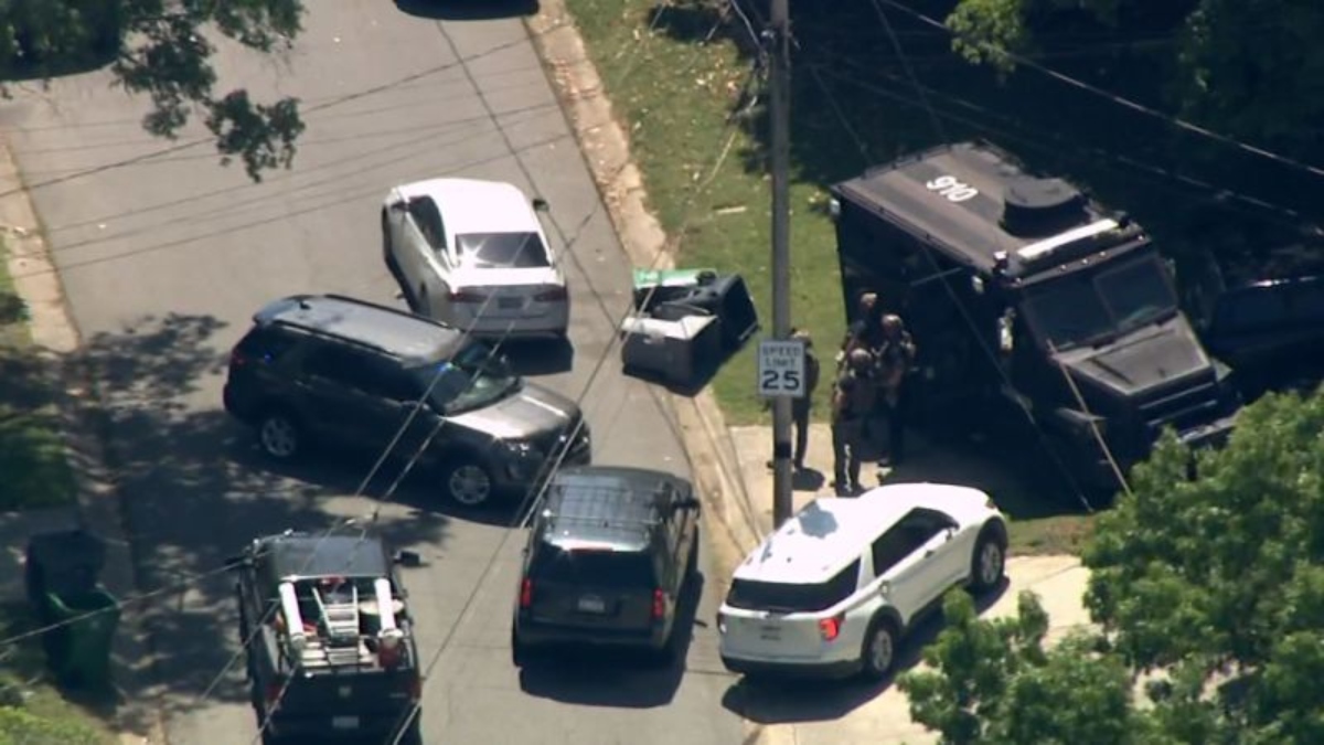 Tres agentes murieron y cinco resultaron heridos en un tiroteo en una residencia de Carolina del Norte