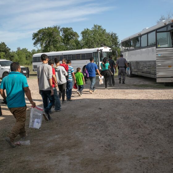 colorado-deja-sin-ayuda-a-cientos-de-migrantes-recien-llegados-que-solicitan-asilo-–-el-diario-ny