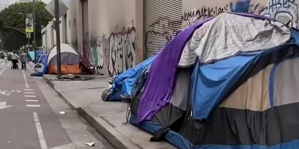 Reubican en hoteles a decenas de familias migrantes que vivían en carpas en el centro de Los Ángeles