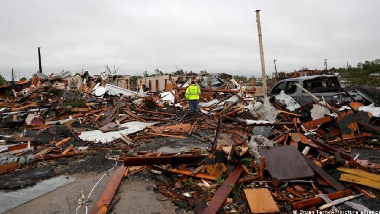 Decenas de tornados causan muerte y destrucción en Estados Unidos | Cambio Colombia