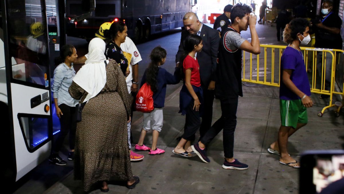 NYC busca garantizar que los niños inmigrantes asistan a la escuela a través de información en metros y refugios